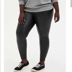 Torrid Platinum Legging Quilted bottom size 3